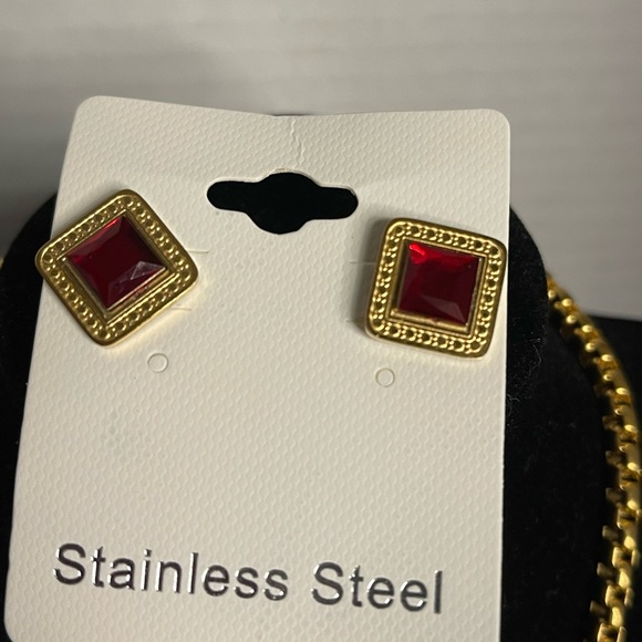 FASHION JEWELRY NECKLACE & EARRINGS SET GOLD COLOR STAINLESS STEEL RED PENDANT - Picture 7 of 9
